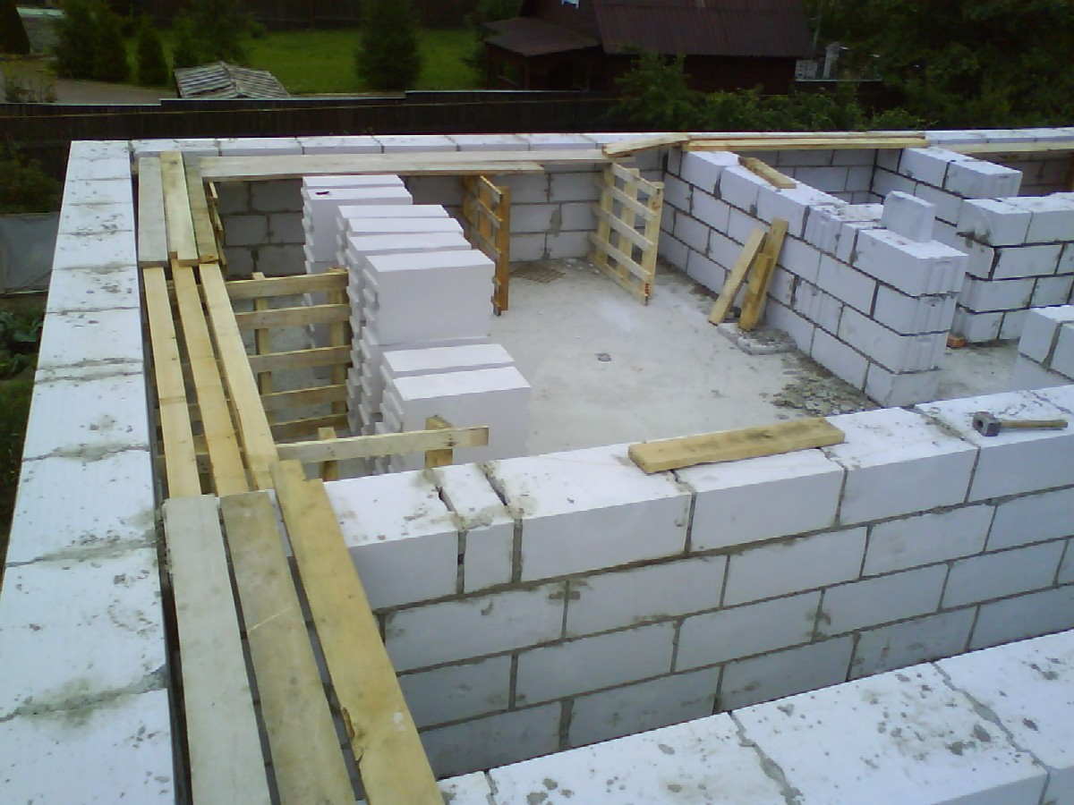 Чем стены из монолитного бетона лучше, чем газобетонные?